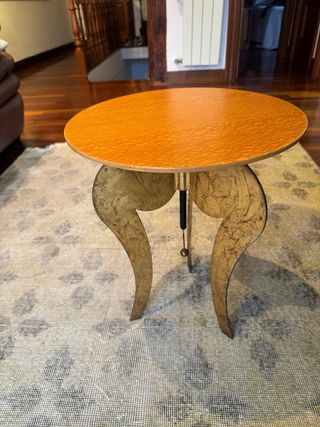 Mesa auxiliar dorada y naranja