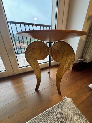 Mesa auxiliar dorada y naranja