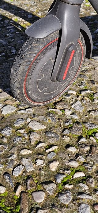 Patinete eléctrico negro.