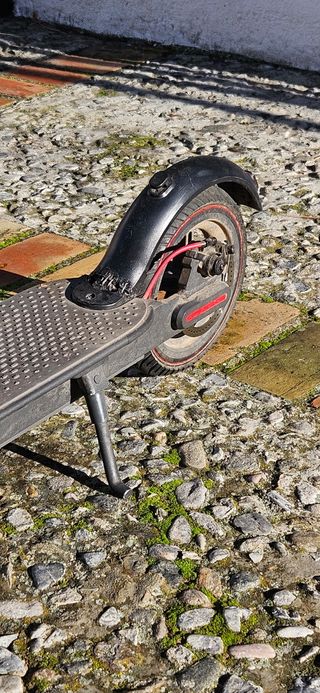 Patinete eléctrico negro.