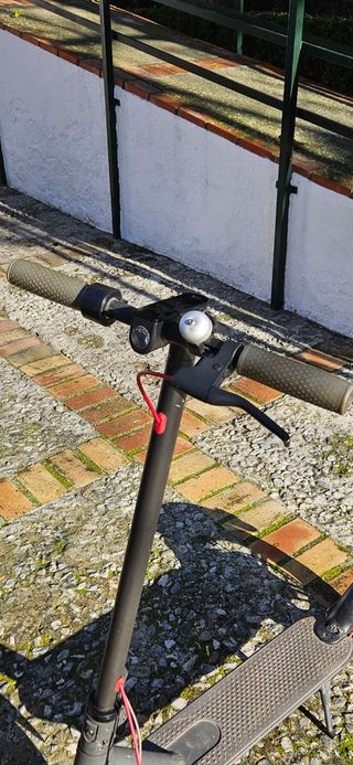 Patinete eléctrico negro.