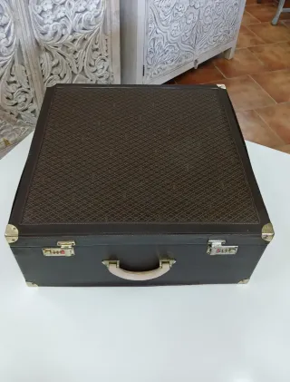 Maleta antigua con combinación