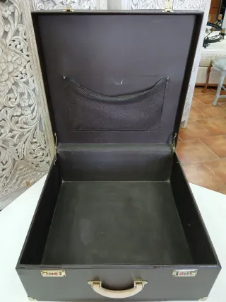 Maleta antigua con combinación