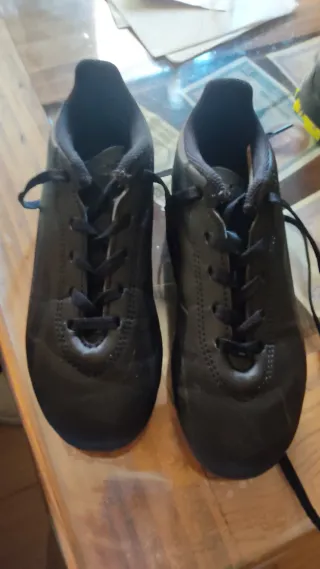 Botas: futbol 7 niño Adidas n33 y de monataña n32