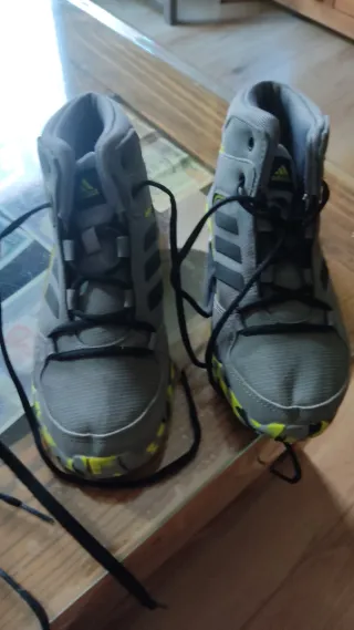 Botas: futbol 7 niño Adidas n33 y de monataña n32