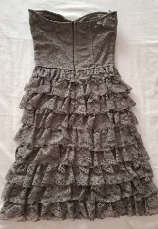 Vestido palabra de honor con volantes