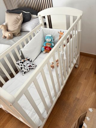 Cuna de madera blanca