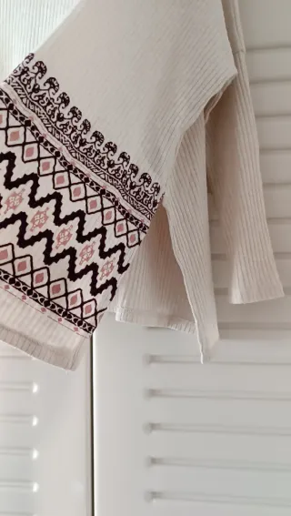 Jersey cuello vuelto beige con estampado étnico