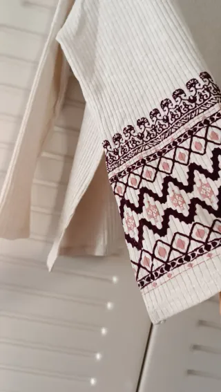 Jersey cuello vuelto beige con estampado étnico