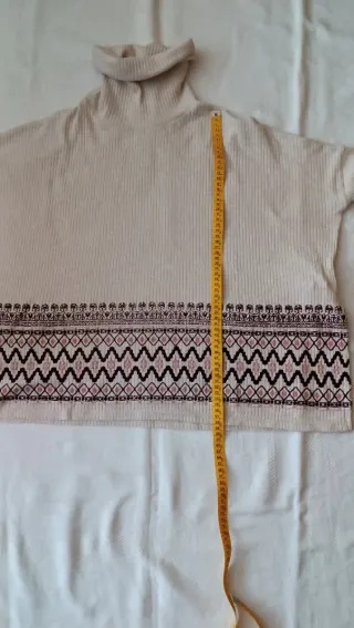 Jersey cuello vuelto beige con estampado étnico