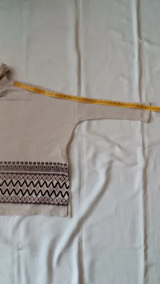Jersey cuello vuelto beige con estampado étnico