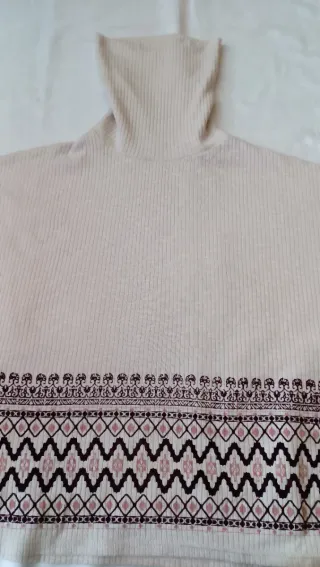 Jersey cuello vuelto beige con estampado étnico