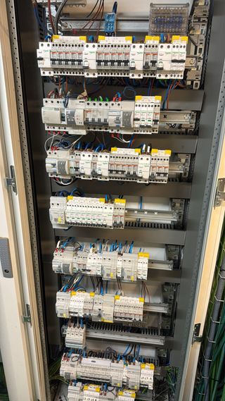 Se realiza instalaciones Electricas, fontaneria y