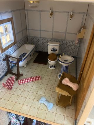 Casita de muñecas de madera