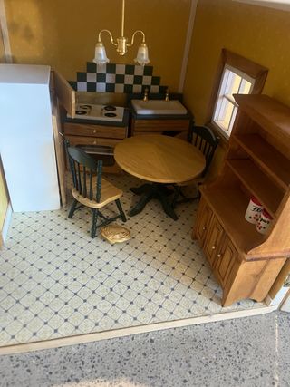 Casita de muñecas de madera