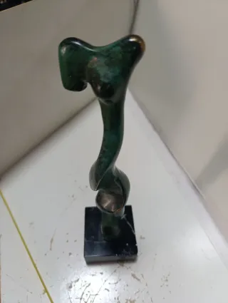 Escultura bronce mujer firmado Cuevas