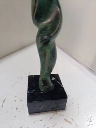 Escultura bronce mujer firmado Cuevas