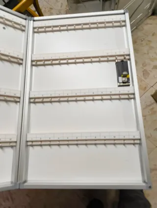 Armadio per chiavi con ganci e password