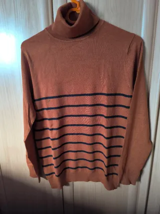 Jersey mujer cuello alto color tabaco y rayas azul