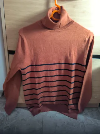 Jersey mujer cuello alto color tabaco y rayas azul