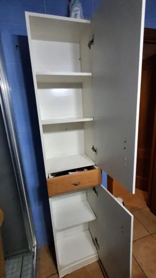 Mueble de baño con espejo y armario