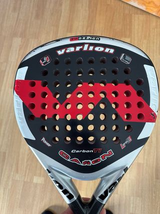 Pala Pádel, con sus bolsas de transporte.