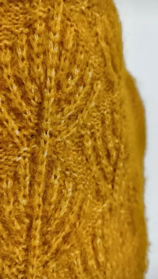Jersey de punto grueso color mostaza. Muy bueno