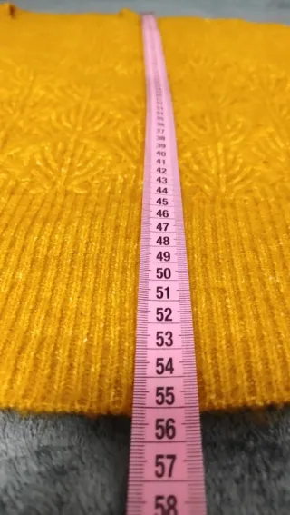 Jersey de punto grueso color mostaza. Muy bueno