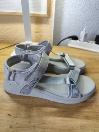 Sandalias Hoff grises y plateadas