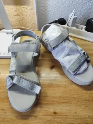 Sandalias Hoff grises y plateadas