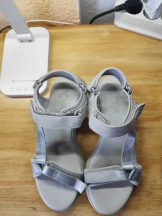 Sandalias Hoff grises y plateadas