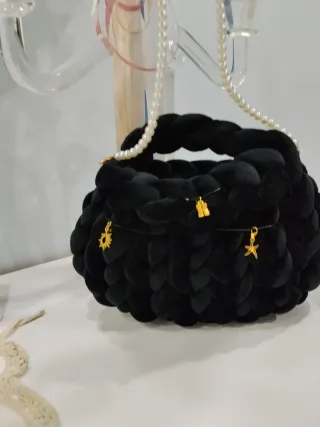 Bellissima borsa realizzata a mano.