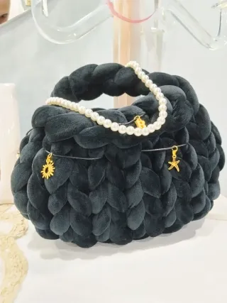 Bellissima borsa realizzata a mano.