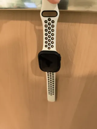 Apple Watch Series 10 con pequeñas marcas de uso