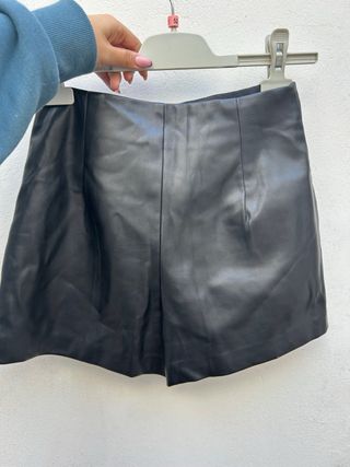 Falda pantalón cuero cremalleras plateadas T.32
