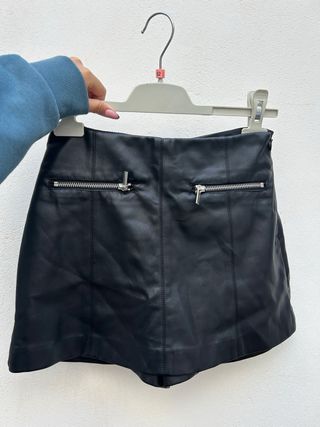 Falda pantalón cuero cremalleras plateadas T.32