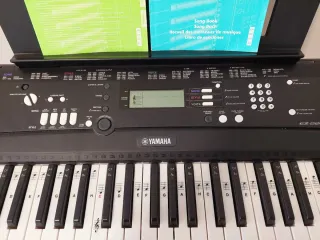 Teclado Yamaha EZ-220 con soporte y libro