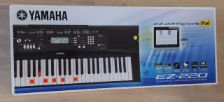 Teclado Yamaha EZ-220 con soporte y libro