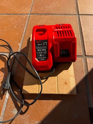 Cargador Milwaukee M12-18FC Rapid Charge