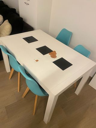 Mesa de madera blanca con 4 sillas