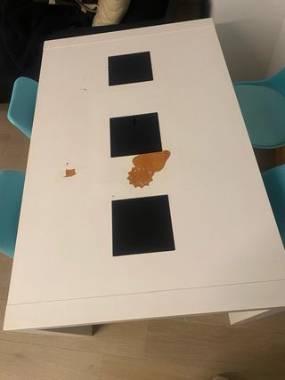 Mesa de madera blanca con 4 sillas