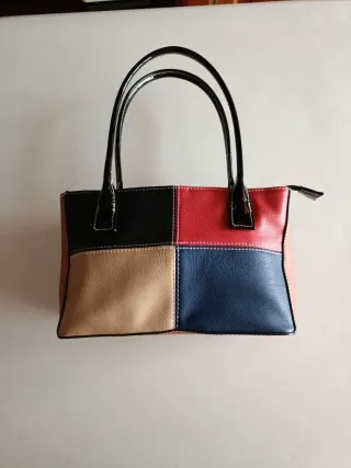 Bolso de piel patchwork con asas de charol negro .