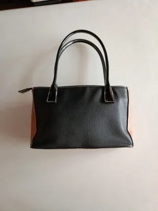 Bolso de piel patchwork con asas de charol negro .