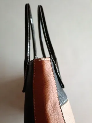 Bolso de piel patchwork con asas de charol negro .