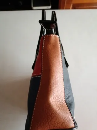 Bolso de piel patchwork con asas de charol negro .