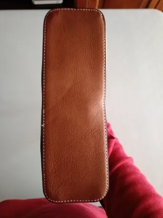 Bolso de piel patchwork con asas de charol negro .