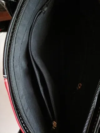 Bolso de piel patchwork con asas de charol negro .