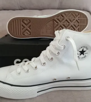 Zapatillas con plataforma color blanco + caja