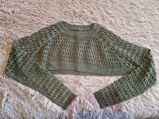 Top calado Stradivarius verde militar. Talla S-M