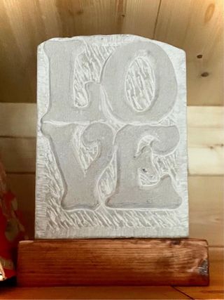 Letrero de piedra LOVE con base de madera